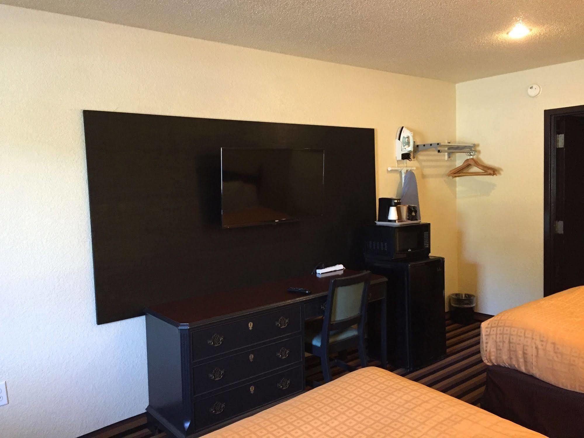 Travelers Inn אליזבת סיטי מראה חיצוני תמונה